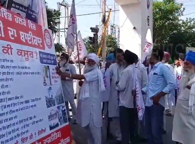 पंजाबः किसानों ने इस पार्टी के बहिष्कार के लगाए बोर्ड, देखें वीडियो 