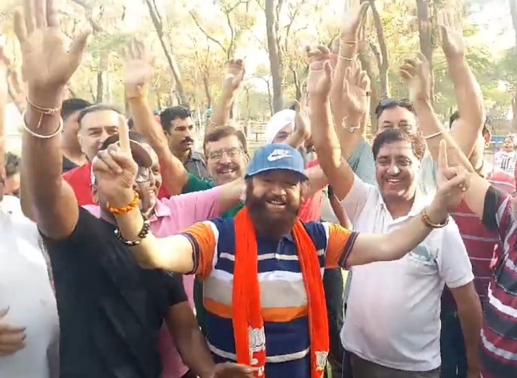 पंजाब : हंस राज हंस ने पार्क मे नाच गा कर मांगे वोट, देखे वीडियो  