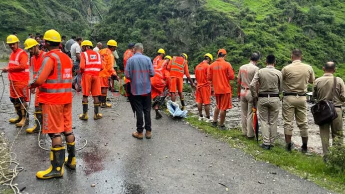 बादल फटने से 36 लोग हुए लापता, PM मोदी खुद कर रहे मॉनिटरिंग, CM ने बुलाई इमरजेंसी बैठक