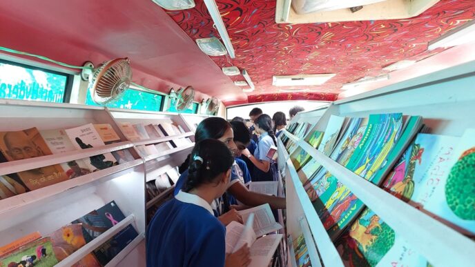 वशिष्ठ पब्लिक स्कूल में पहुंची ‘बुक आॉन व्हील’ पुस्तकों की मोबाइल प्रदर्शनी बस