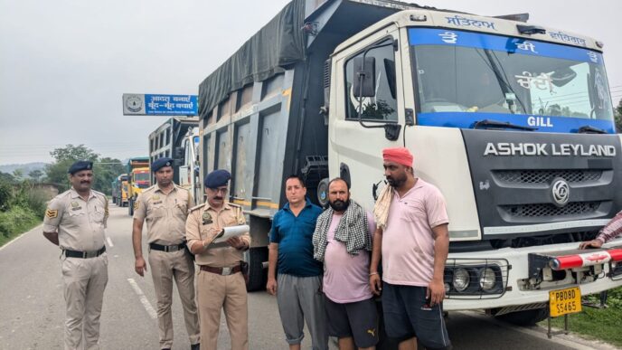 हरोली पुलिस ने बिना X फार्म पकड़े 6 टिप्पर, किया 1,50000 जुर्माना