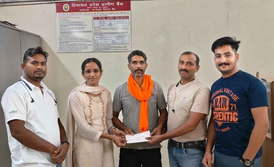 प्रधानमंत्री जीवन ज्योति बीमा योजना के तहत 2 लाख बीमा राशि खाता धारक के भाई को सौंपी