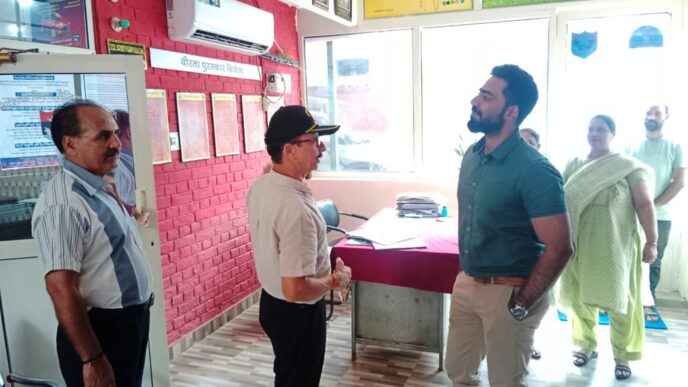 उपायुक्त ने जिला सैनिक कल्याण कार्यालय और सीएसडी कैंटीन का किया दौरा