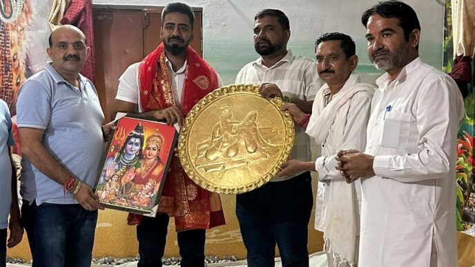 उपायुक्त जतिन लाल ने बनौडे़ महादेव ऊना में नवाया शीश