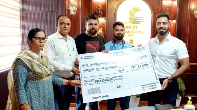 भारतीय बधिर क्रिकेट टी-20 टीम के कप्तान वीरेंद्र सिंह को उपायुक्त ऊना ने किया सम्मानित