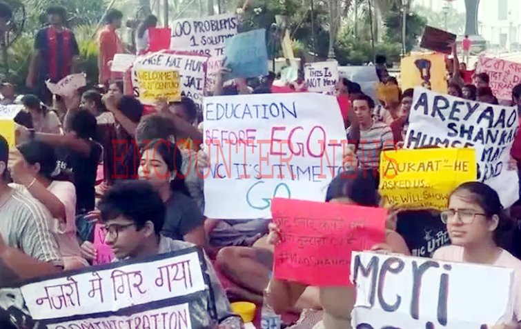 Punjab News: University के बाहर VC के खिलाफ प्रदर्शन दौरान 3 छात्रों की बिगड़ी हालत, कमेटी के 3 सदस्यों ने दिया इस्तीफा