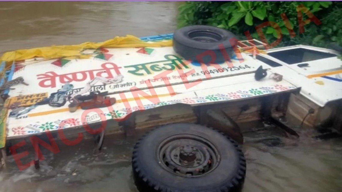 भजन मंडली को लेकर जा रही गाड़ी गिरी नहर में, दो लापता