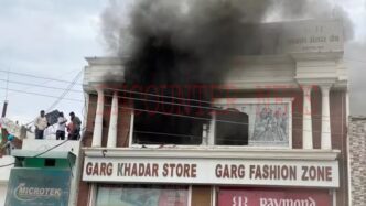 Punjab News: कपड़े की दुकान में भयानक आग लगने से आसमान में छाया धुएं का गुबार