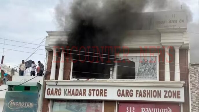 Punjab News: कपड़े की दुकान में भयानक आग लगने से आसमान में छाया धुएं का गुबार