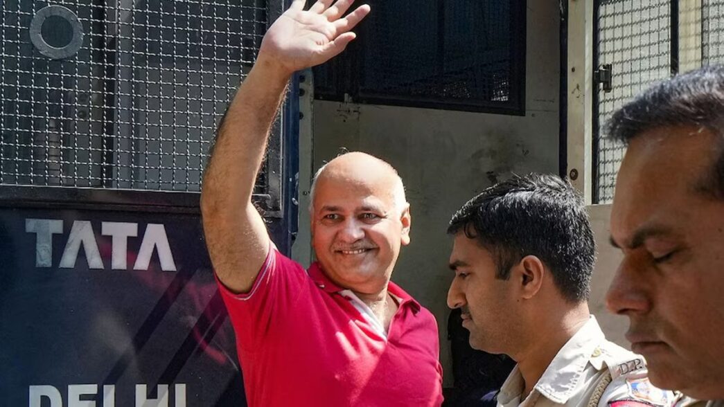 17 महीने बाद तिहाड़ जेल से बाहर आए Manish Sisodia