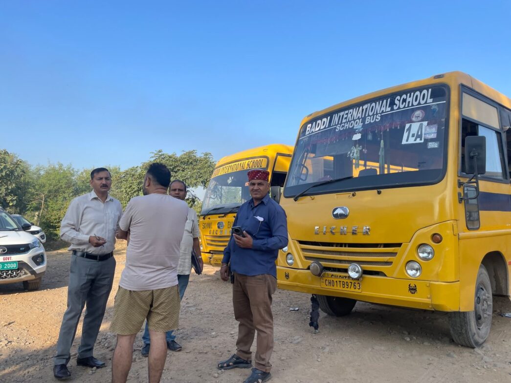 आरटीओ ने निजी स्कूल की सीज की तीन  बसें