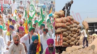 Punjab News : किसानों ने डिप्टी कमिश्नरों के दफ्तर के बाहर लगाया धरना, देखें वीडियो