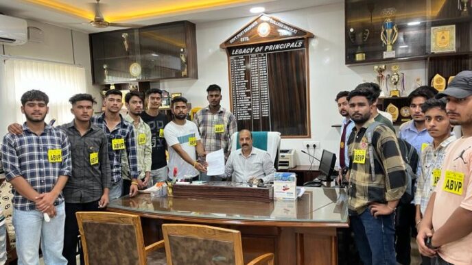 छात्रों व शिक्षा के सम्मान में एबीवीपी कार्यकर्ताओ ने बुलंद की आवाज़