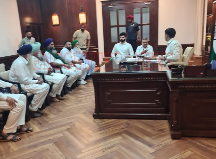Jalandhar News: किसानों ने खत्म किया धरना, प्रशासन से मीटिंग में बनी सहमति, देखें वीडियो
