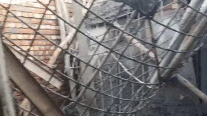 निर्माणाधीन मकान की शटरिंग गिरने से 3 मजदूर मलबे में दबे, दो की मौत, एक गंभीर घायल