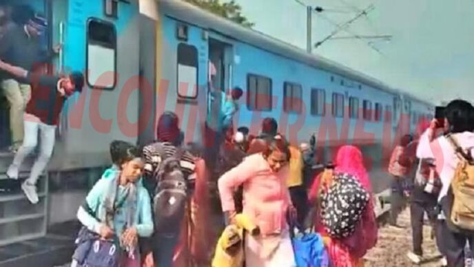 Intercity Express की बोगी में निकला धुआं, ट्रेन से कूदे यात्री, मचा हड़कंप