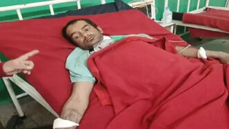 कहासुनी के बाद नाई ने युवक का तेजधार हथियार से काटा गला, हालत गंभीर
