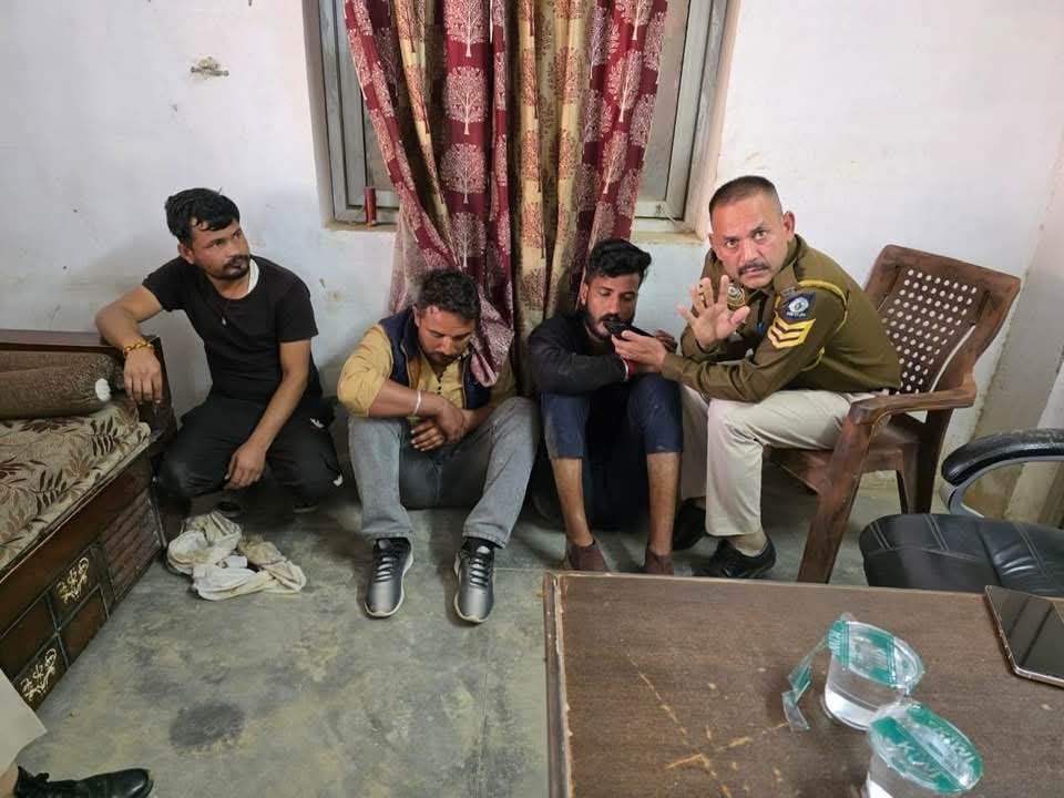 क्रशर कर्मी से करीब 5 लाख लूट करने वाले चार व्यक्ति काबू