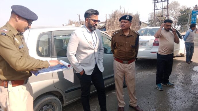 खनन माफिया पर नकेल कसने को उपायुक्त ने किया स्वां नदी का निरीक्षण , तीन टिप्पर जब्त, 75 हज़ार रूपये वसूला जुर्माना