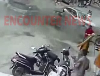 Race लगा रहे कार चालकों ने कई वाहनों को मारी टक्कर, 2 महिलाएं घायल, आरोपी गिरफ्तार, देखें CCTV