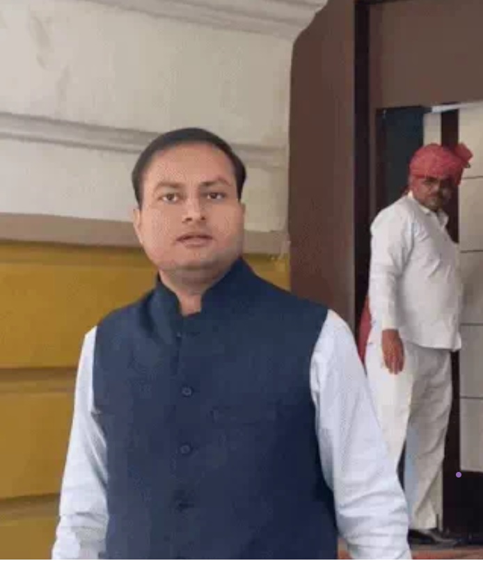 जिला कलेक्टर लोकबंधु दफ्तर से बाहर जाते हुए।