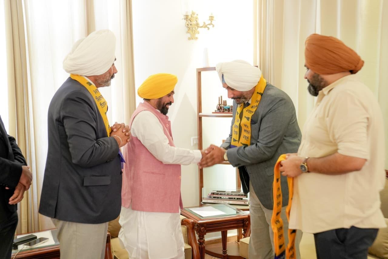 Punjab News: एडवोकेट जीएस घुमन और जीपीएस घुमन आप पार्टी में हुए शामिल