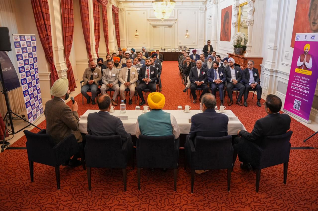 CM भगवंत मान नीदरलैंड में निवेश रोड शो के दौरान उद्योगपतियों से बातचीत करते हुए