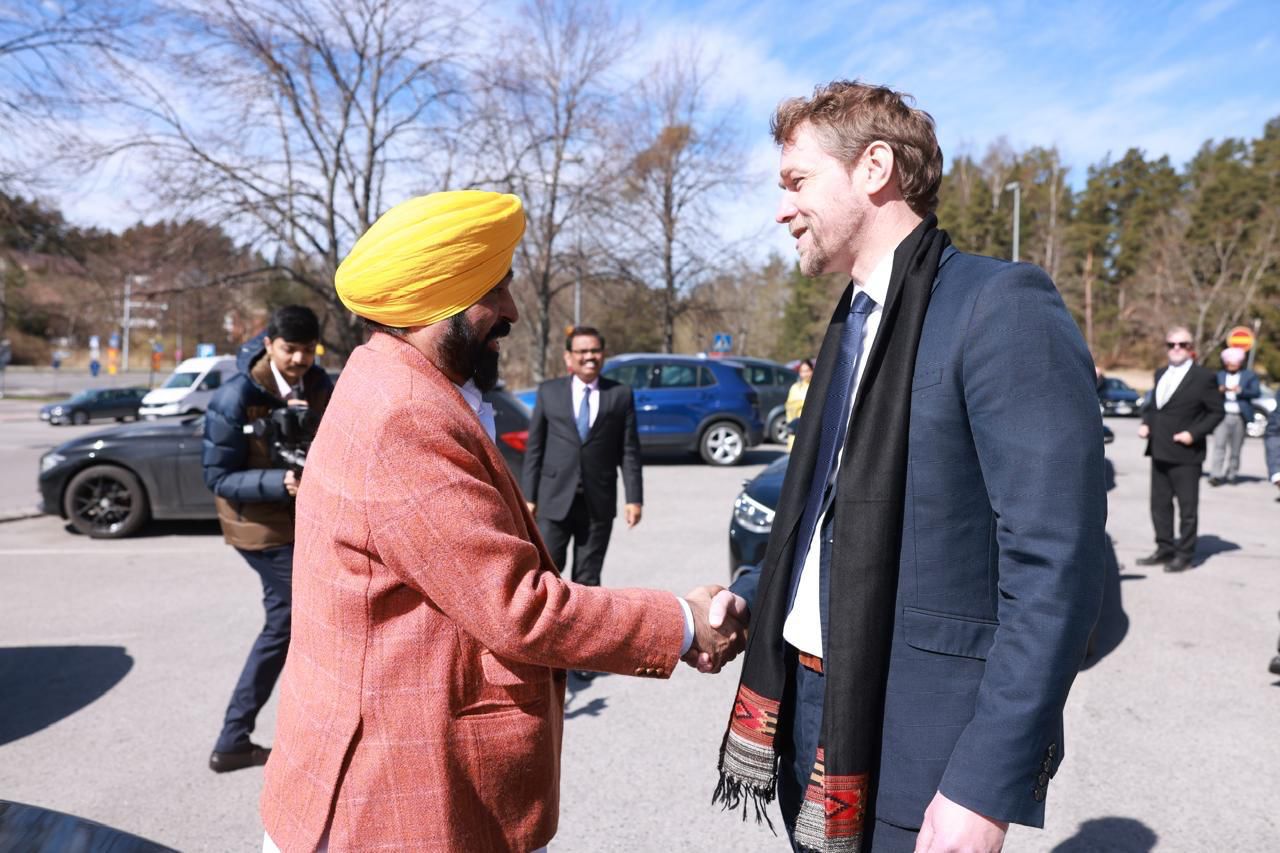 CM भगवंत मान फिनलैंड में आधुनिक शिक्षा प्रणाली का अध्ययन करते हुए