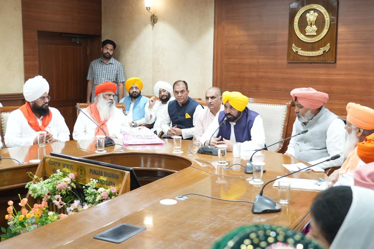 सीएम भगवंत मान संत समाज के साथ गुरु रविदास जी के प्रकाश पर्व की तैयारियों पर बैठक करते हुए