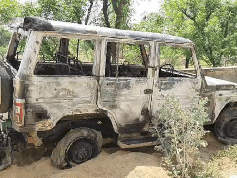 ग्रामीणों द्वारा फूंकी गई कार।