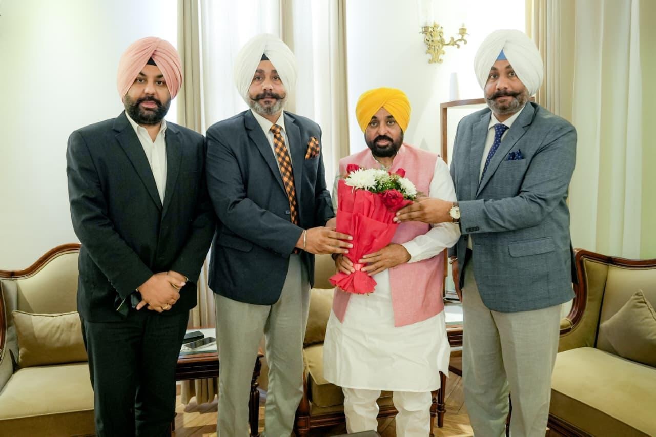 Punjab News: एडवोकेट जीएस घुमन और जीपीएस घुमन आप पार्टी में हुए शामिल