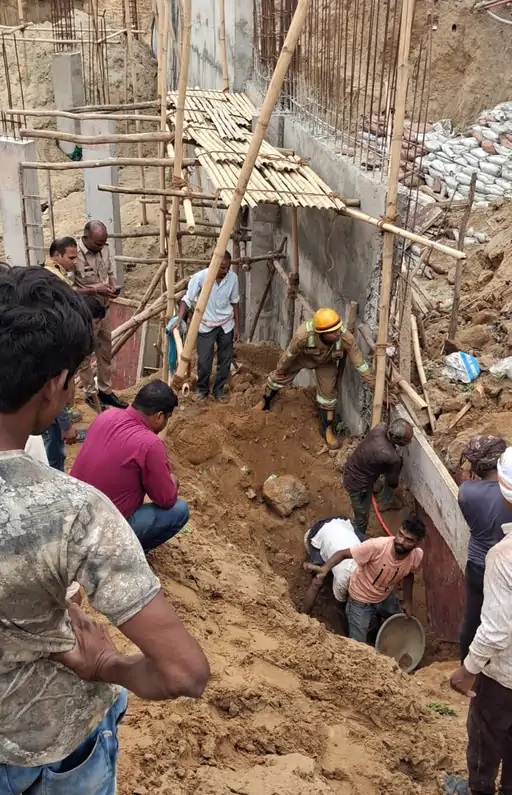 मजदूरों को बाहर निकालने की कड़ी मशक्कत करते रेस्क्यू टीम।