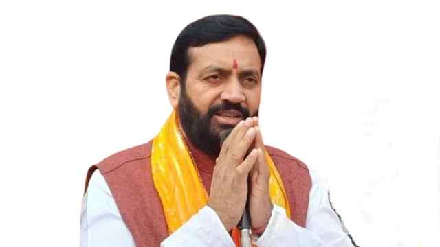 मुख्यमंत्री बच्चों से मिलने स्कूली बस में चढ़े, सीएम से हाथ मिलाकर गदगद हुए बच्चे