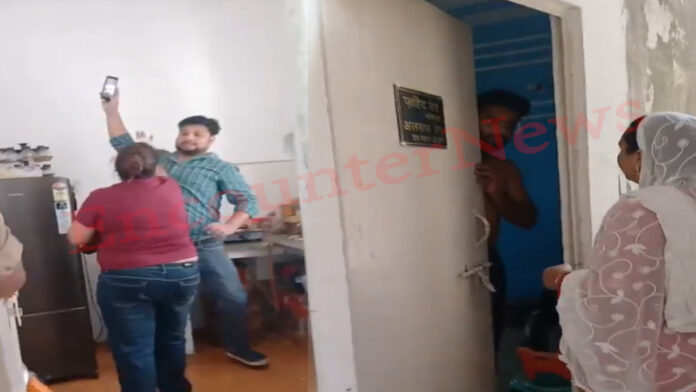 Girlfriend संग पकड़ा गया पंचायत सचिव, पत्नी ने मारे थप्पड़, भारी हंगामा, देखें वीडियो
