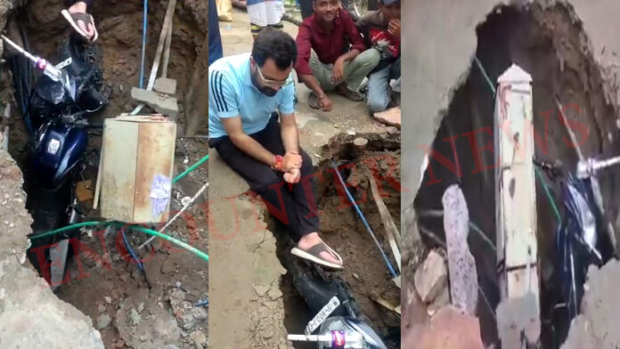 अचानक सड़क धंसने से गड्ढे में समाया बाईक और पॉवर बॉक्स, देखें वीडियो