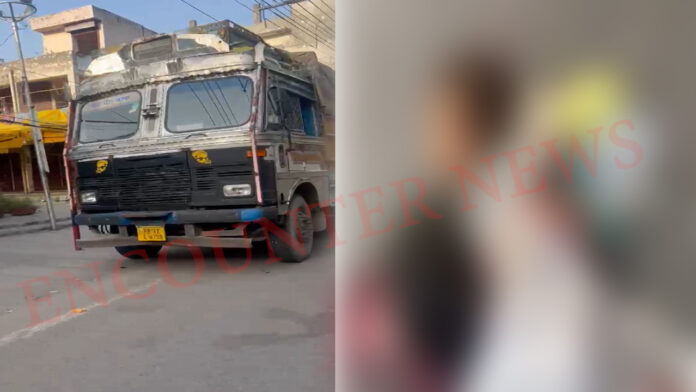 दर्दनाक हादसा: JMD Mall के पास ट्रक ने सड़क पार कर रही मां-बेटी को कुचला; मौत
