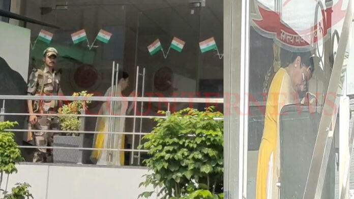 Jalandhar News: 10 दिनों में दूसरी बार ED Office में पेश हुई IAS Kanwalpreet Brar, देखें वीडियो