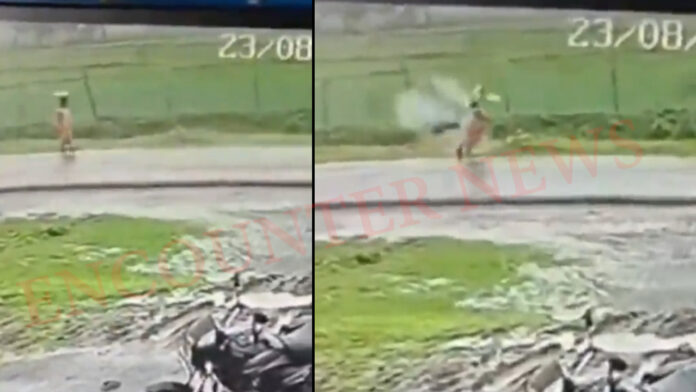 महिला पर अचानक गिरी बिजली, मौत, देखें CCTV