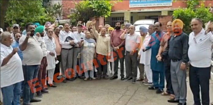 Civil Surgeon Ofiice के बाहर के सेवामुक्त कर्मियों ने किया एसोसिएशन का गठन, रखी ये मांगे, देखें वीडियो