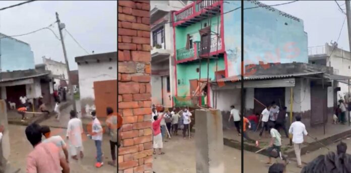 बच्चों के विवाद को लेकर 2 पक्षों में जमकर चले पत्थर और लाठियां, कई घायल, देखें वीडियो