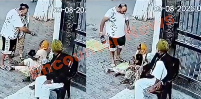 Punjab News: भद्रकाली मंदिर के बाहर महिला को चप्पल से पीटा, देखें Viral Video