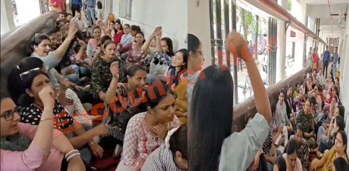 एनएचएम कर्मचारियों की हड़ताल जारी, देखें वीडियो