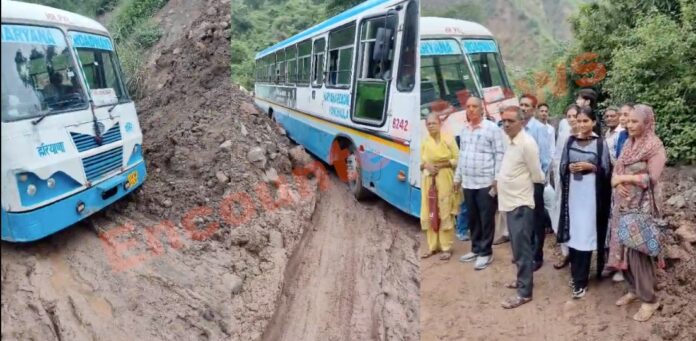 मोरनी के प्लासरा के पास रोडवेज की बस बीच सड़क फंसी, यात्री परेशान, देखें वीडियो