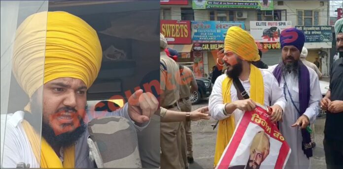 रास्ता खोलने को लेकर पुलिस और प्रदर्शनकारियों में हुई बहस, देखें वीडियो