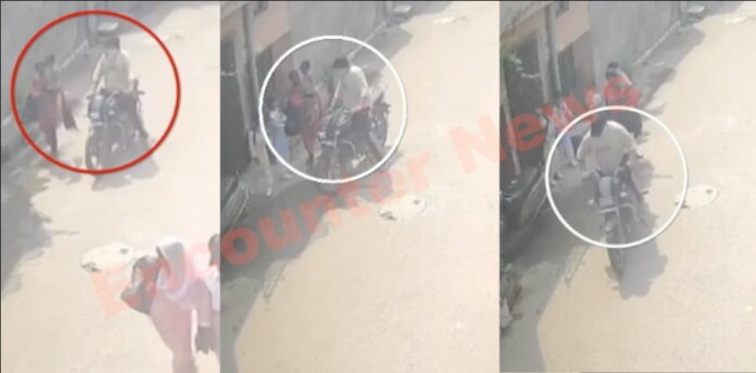 बच्चों को ला रही मां की चेन छीनकर स्नेचर फरार, देखें CCTV