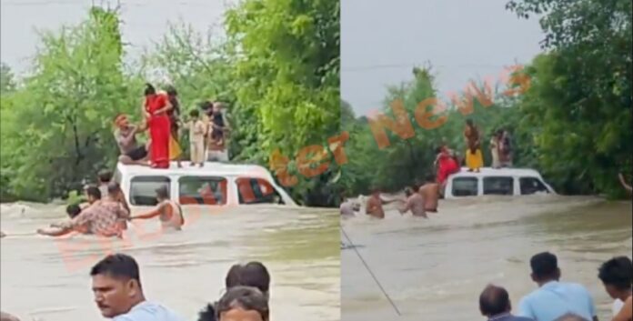 राखी बांधने जा रही महिलाओं की नाले में बही कार, देखें वीडियो