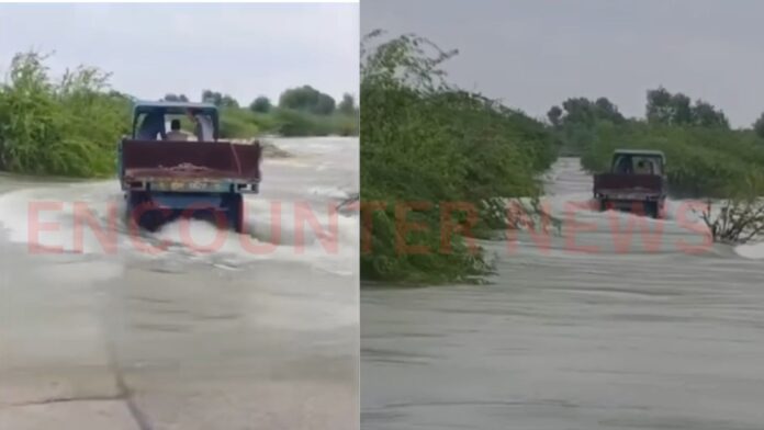 Punjab News: पानी के तेज बहाव में बहा ट्रैक्टर, देखें वीडियो