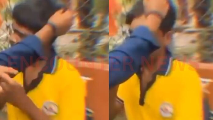 स्कूल में मामूली विवाद को लेकर झगड़ा, बाहर से युवक बुलाकर की जमकर पिटाई, Viral Video