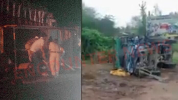 मवेशियों को बचाने के चक्कर में बेकाबू पिकअप डंपर से टकराई, 8 की मौत, देखें वीडियो