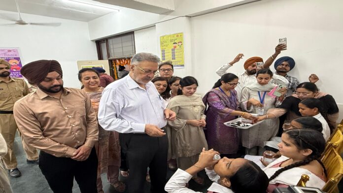 स्वास्थ्य मंत्री डॉ. बलबीर सिंह ने पेट के कीड़ों से मुक्ति के लिए मोहाली से राज्य स्तरीय अभियान की शुरुआत